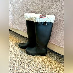Hunter women’s original tall rain boots w/boot liners.